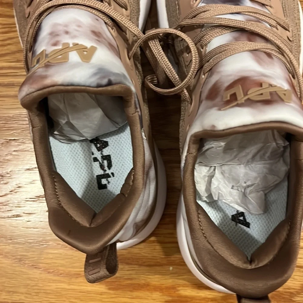 New APL Techloom Tracer Almond Caramel Tie Dye size 8